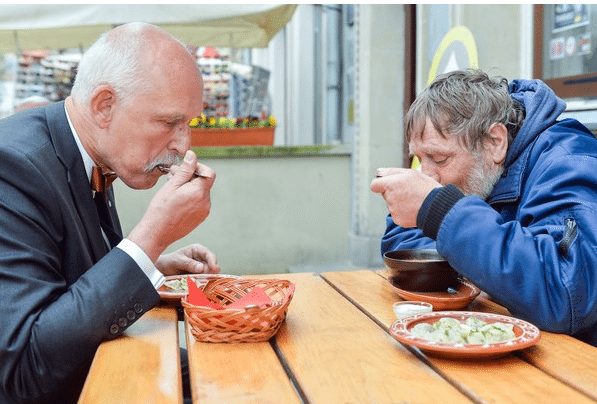 Korwin-Mikke zaprosił bezdomnego na obiad. "Nie planowaliśmy tego"