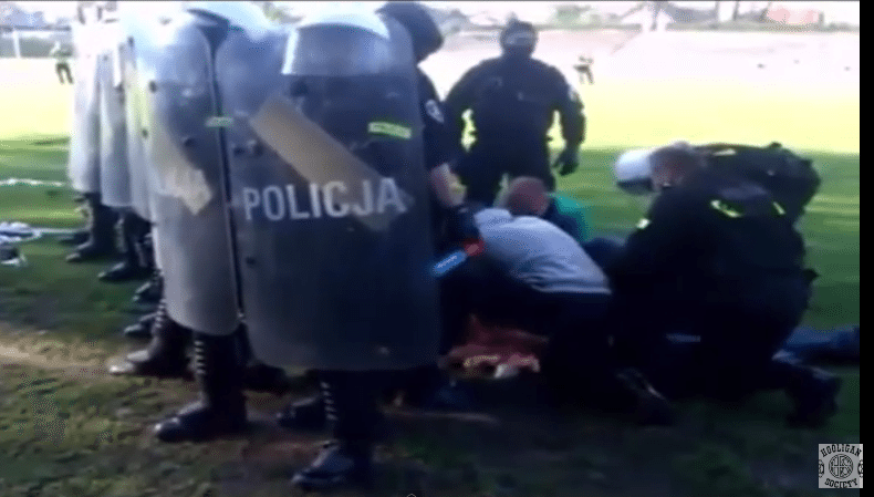Policja zastrzeliła kibica z broni gładkolufowej (18+ video)
