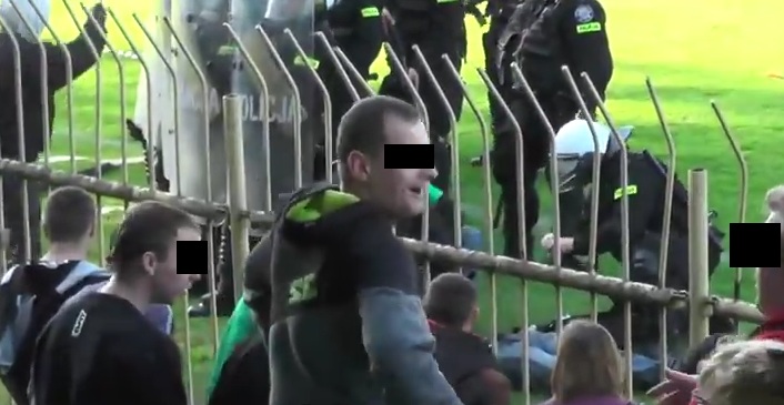 Nowe nagranie: Gdy policja udziela pomocy chuligani rzucają w nią przedmiotami