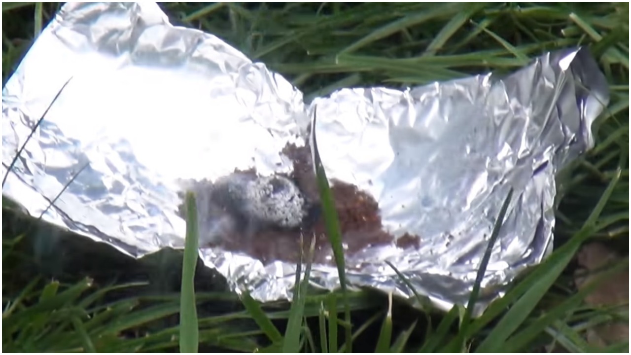 Wysypał kawę na folię aluminiową i ją podpalił. Gdy poznasz powód, też będziesz tak robić