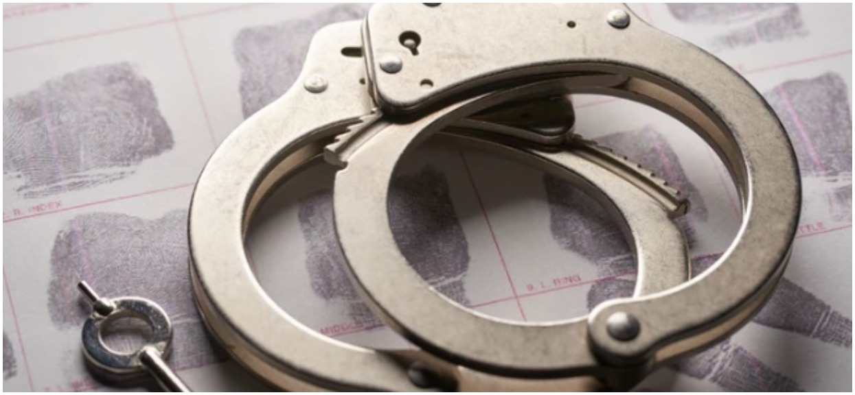 Przestępca ośmieszył się tak, że nawet pod celą padną ze śmiechu. Żałośnie zdradził kryjówkę policji