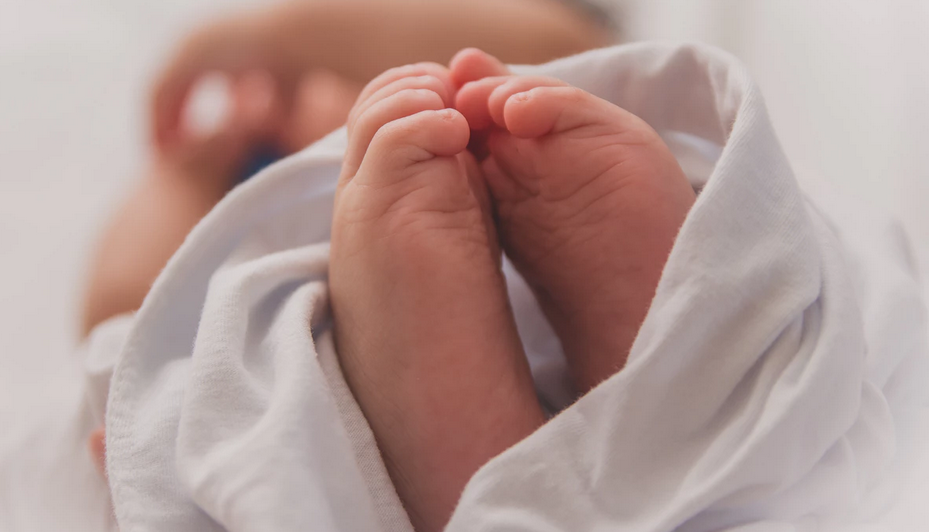 Adoptowała noworodka, którego nikt nie chciał. Po 28 latach na jaw wyszły bardzo przykre fakty