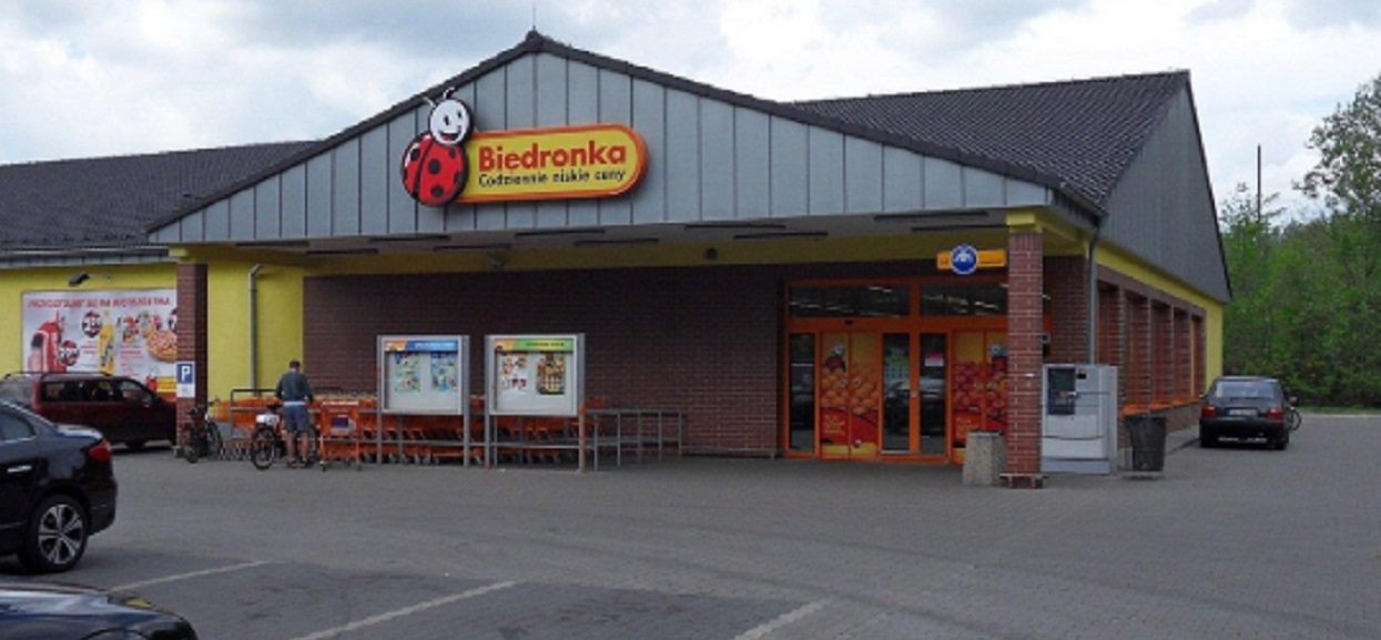 Klient Biedronki dziwnie się zachowywał. Gdy ochrona zaczęła go przeszukiwać, zrobił wyjątkowo niespodziewaną rzecz