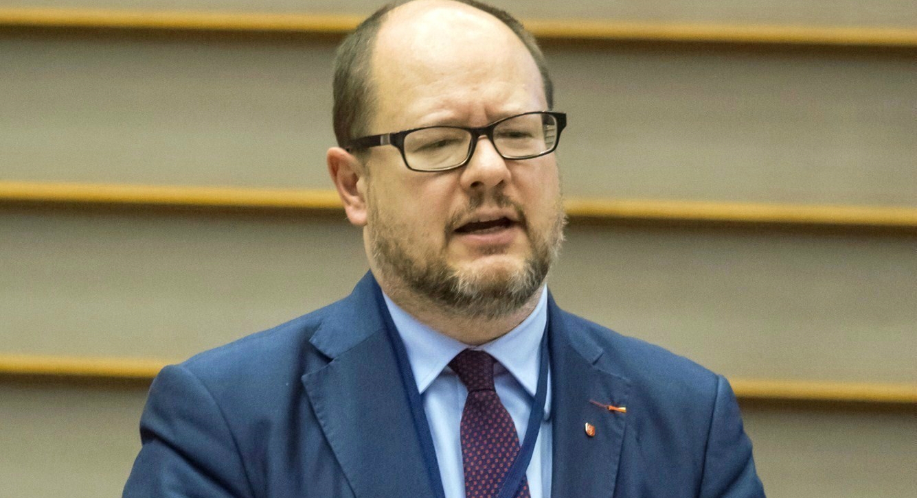 Niezwykle wzruszający gest malutkiej córki Pawła Adamowicza nad grobem ojca. Taka rzecz zdarza się tylko raz w życiu
