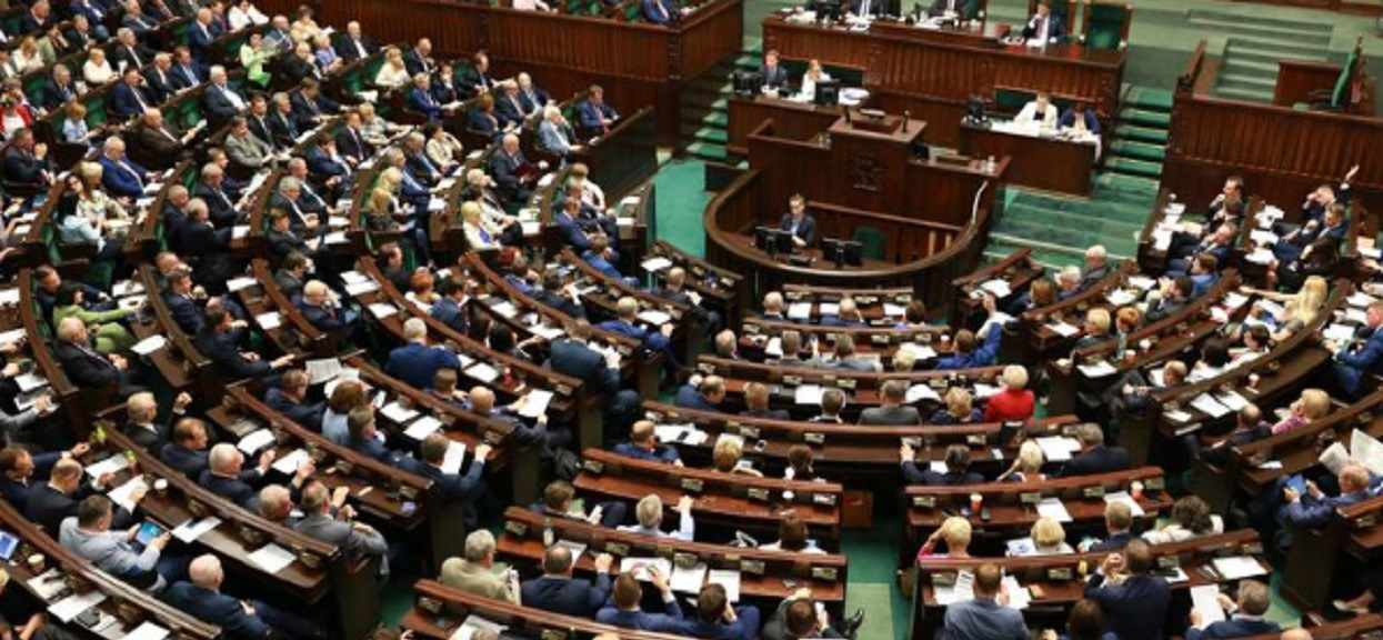 Afera Piebiaka nie wpłynęła na notowania PiS. Partia rządząca ma jednak problem