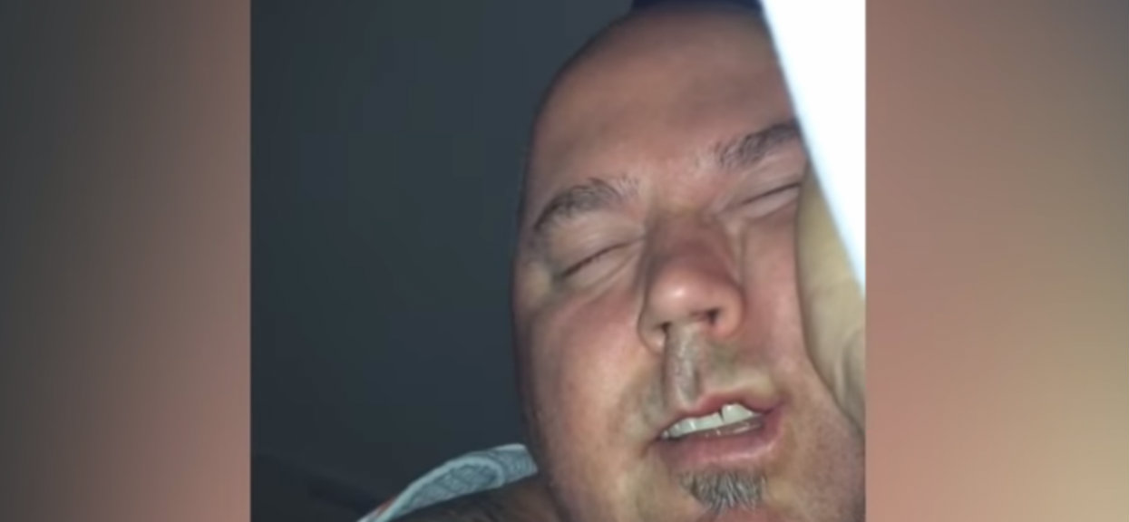Mąż został nagrany przez żonę, gdy spał. Nieświadomie robił przedziwne rzeczy