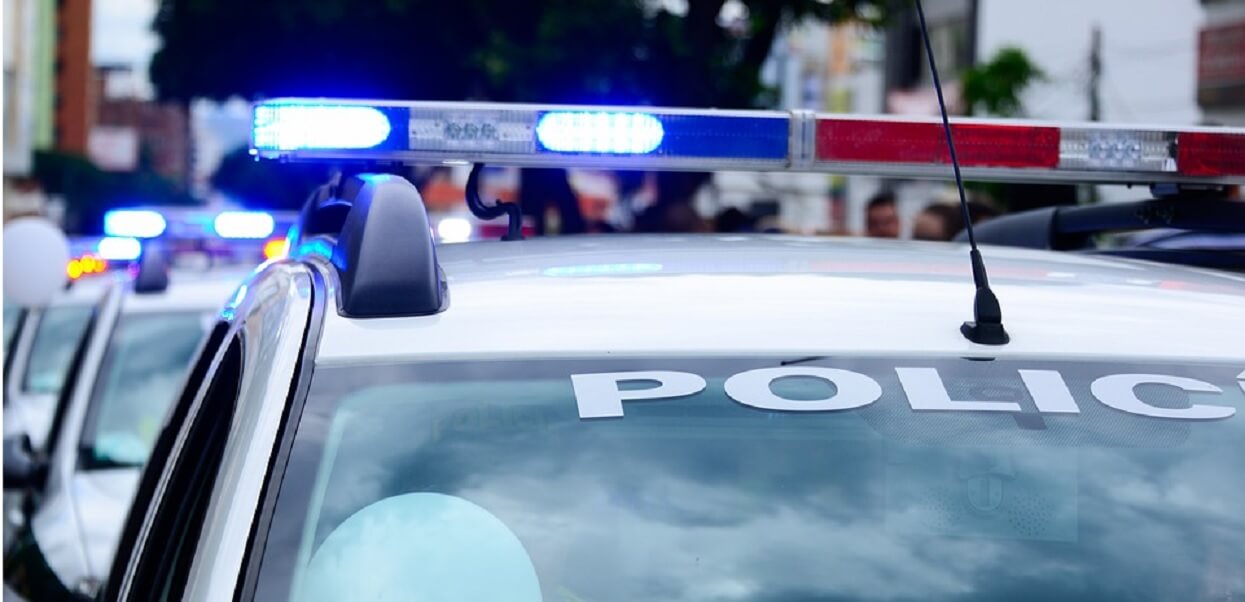 Dwóch mężczyzn nagle rzuciło się na bezbronnych przechodniów. Jest ofiara śmiertelna, kilka osób walczy o życie