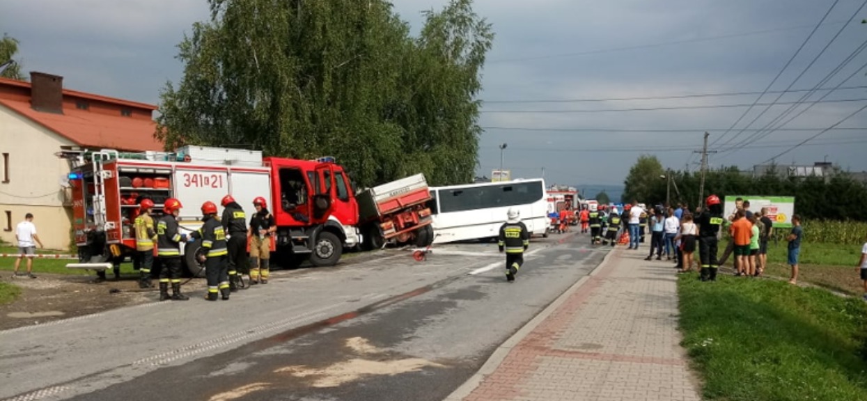 Poważny wypadek w polskiej miejscowości. Pilna akcja ratunkowa. Nieoficjalnie: dużo dzieci rannych