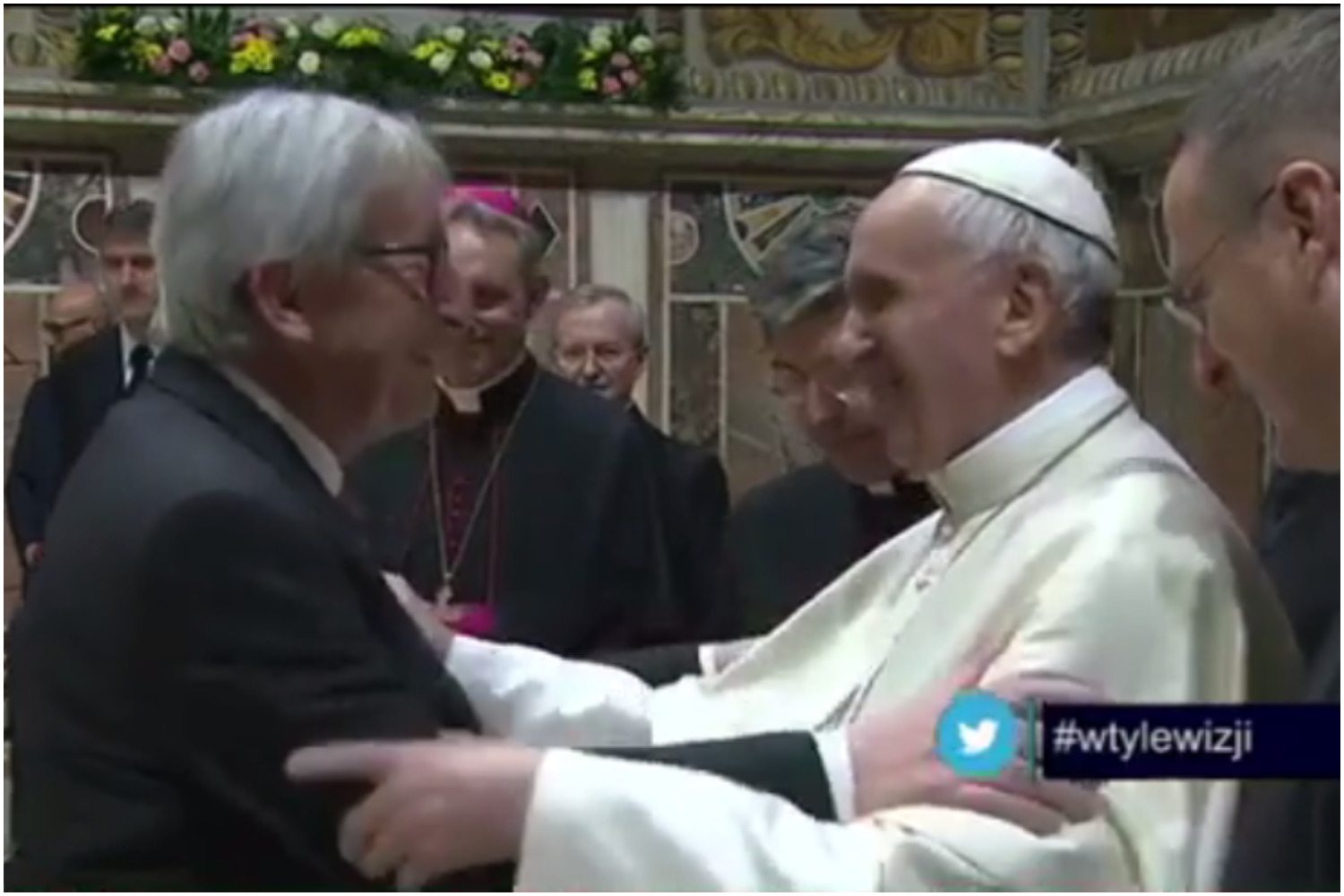 Dziwaczne zachowanie Junckera w czasie spotkania z papieżem. Co on chciał zrobić? (video)