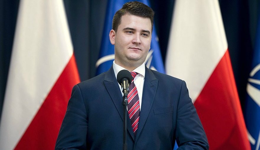 Przerażony Misiewicz skarży się w prokuraturze. “Ten poseł mnie prześladuje!”