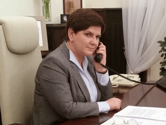 Magiczna wpadka! Szydło rozmawiała z brytyjską premier przez... WYŁĄCZONY telefon (FOTO)