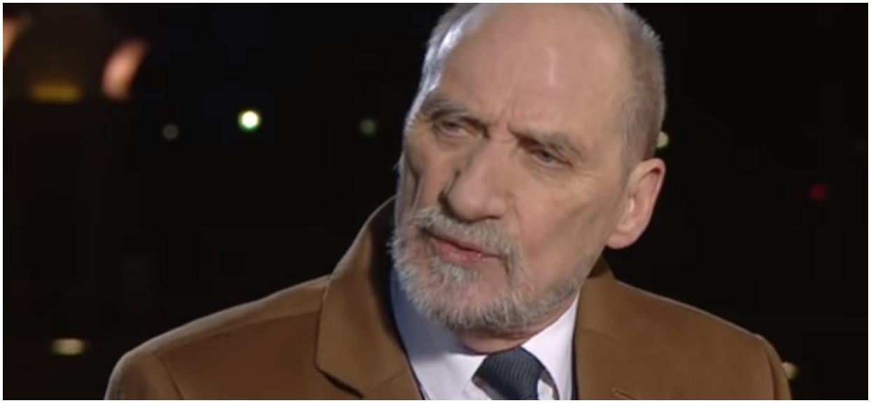 Antoni Macierewicz przyłapany na żaglach. Jego strój to absolutny hit, płaczemy ze śmiechu