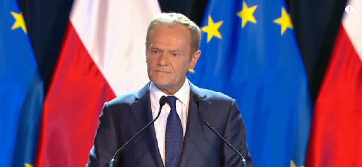 Gdy zobaczył Donalda Tuska schował się przed nim do szafy. Europoseł PiS ujawnił szczegóły incydentu