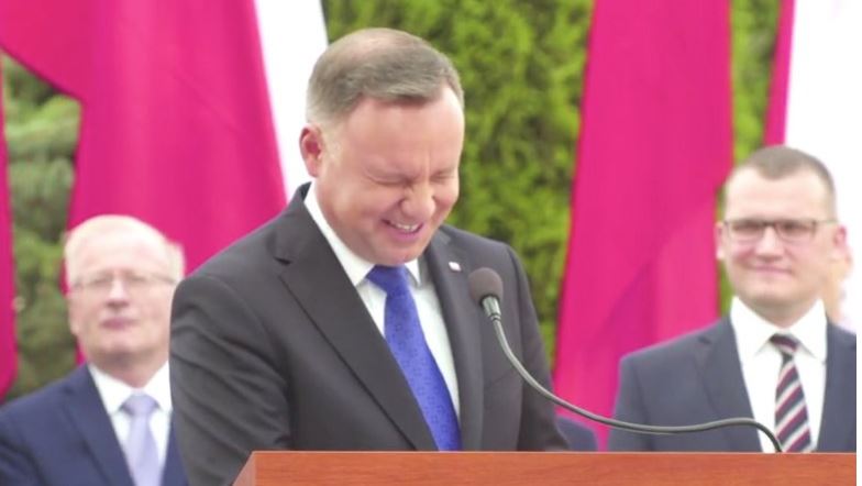 Duda nagle zaczął zanosić się śmiechem. "Nie wytrzymam, muszę wam to powiedzieć"