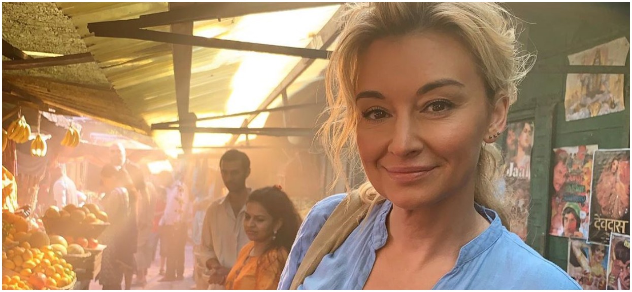 Zdjęcie Martyny Wojciechowskiej w sukni ślubnej w sieci. Suknia jest przepiękna, ale tych butów nie założyłaby żadna panna młoda