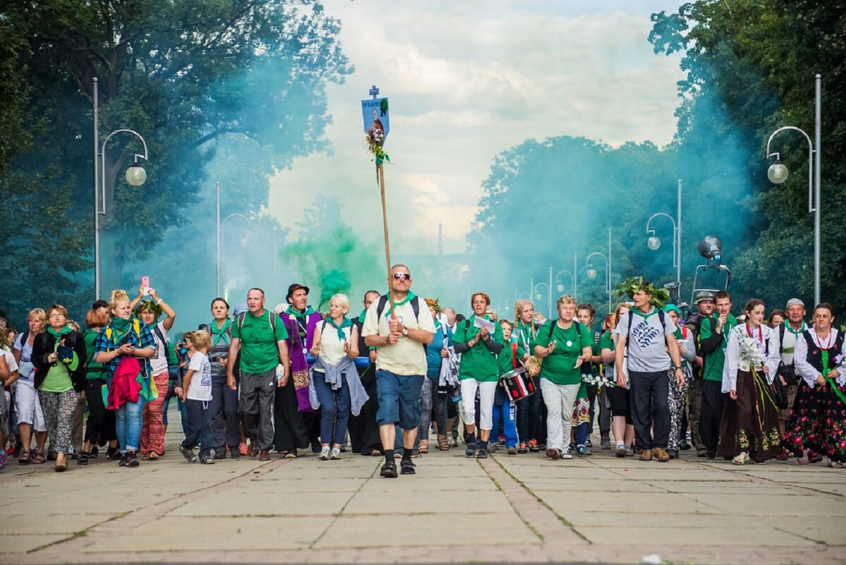 Uczestniczył w wielu pielgrzymkach i jest przerażony. Ksiądz wyjawia całą prawdę o zachowaniu młodzieży, rodzice mogą być w ogromnym szoku