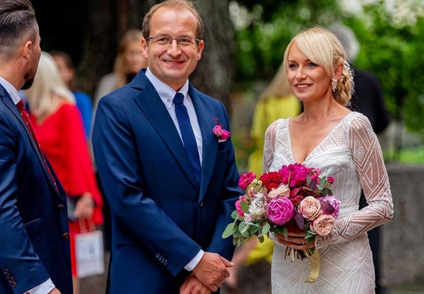 Najpierw ślub, potem chrzest. Gwiazdor polskiego kabaretu ożenił się z 14 lat młodszą matką swojego dziecka