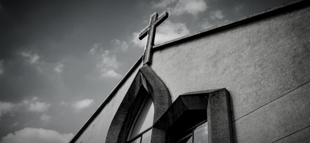 Wierni są wstrząśnięci, na plebanii doszło do okrutnego zabójstwa. Mężczyzna miał roztrzaskaną czaszkę, w tle środki psychoaktywne