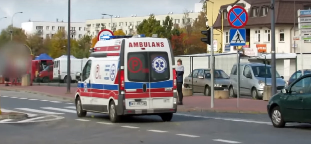 Ratownik podszedł do mężczyzny leżącego w rozbitym aucie. Chwilę później gorzko tego pożałował