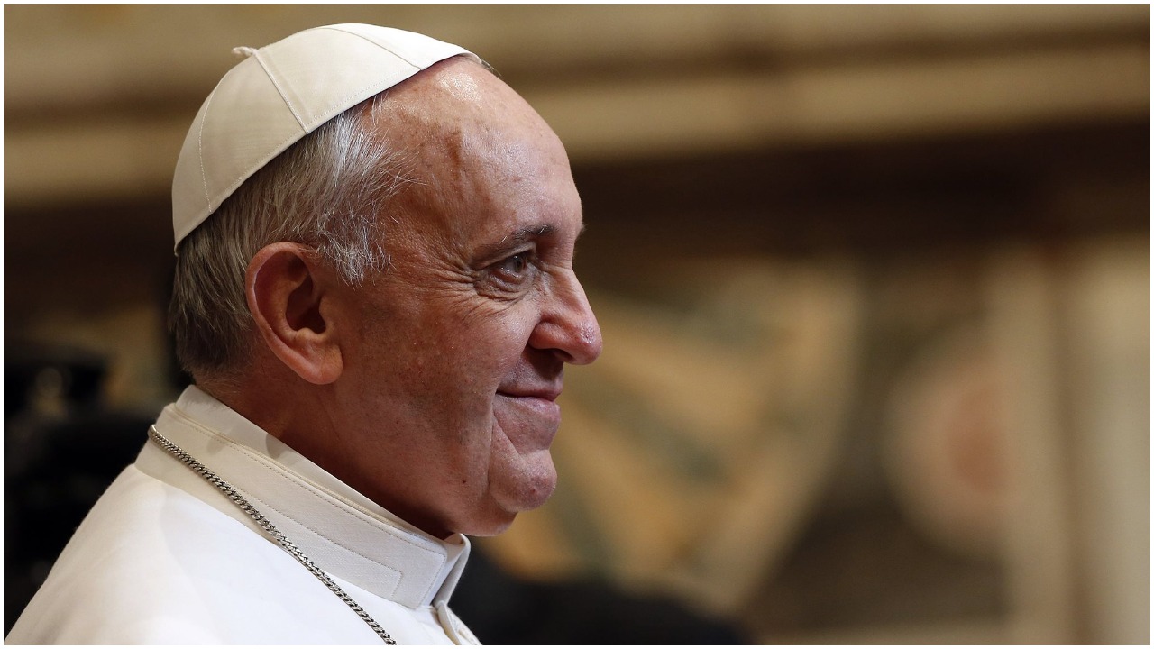 Nagle w uliczce pojawił się papież Franciszek, w pobliżu były tylko córki Polki. Natychmiast ruszyły w kierunku papieża