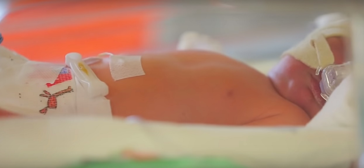 Po porodzie położna odwiedziła mamę. Gdy zobaczyła, co kobieta robi z rączką noworodka, musiała działać szybko