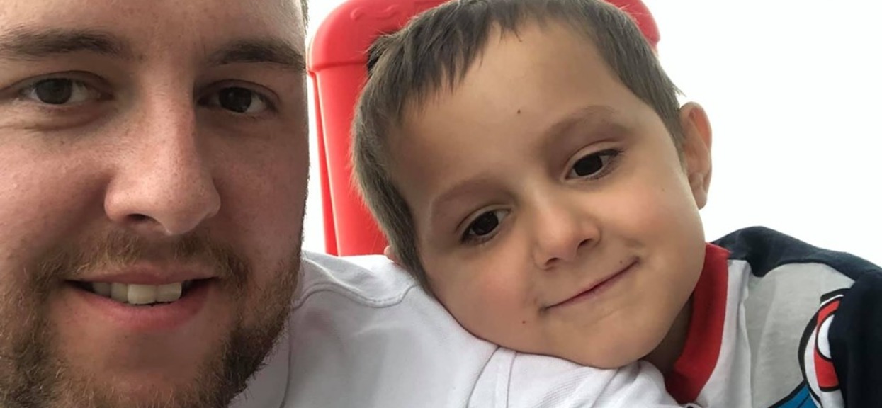 Rodzice myśleli, że dziecko ma zwykłego wirusa. Okazało się, że niszczy je rzadki nowotwór, "mogliśmy zobaczyć raka w jego całym ciele"