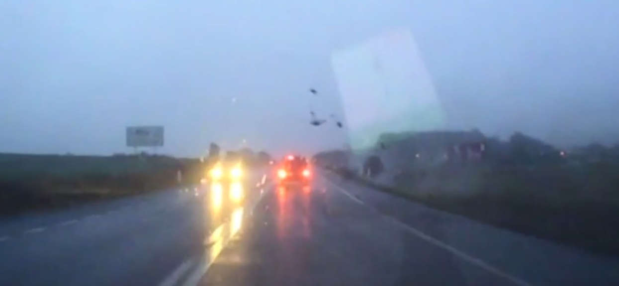Kierowca chciał wyprzedzić auto, nagle wystrzelił ze swojego jak z katapulty. Trwa dramatyczna walka, jego stan jest bardzo ciężki