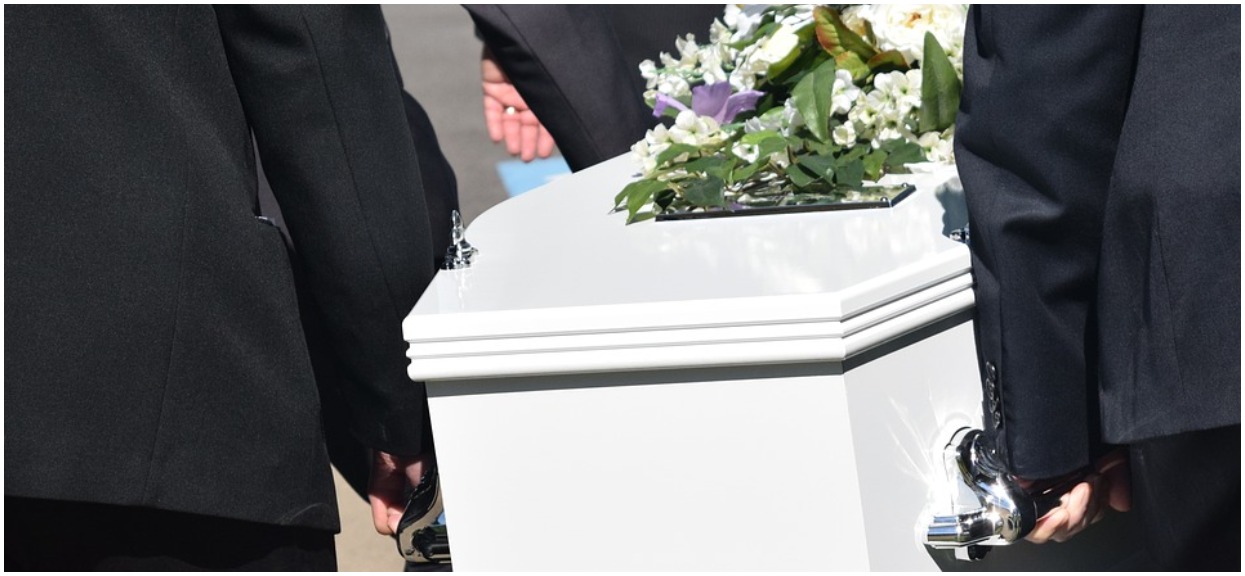 Żona upozorowała własną śmierć. Mąż stanął jak wryty, gdy pojawiła się na pogrzebie