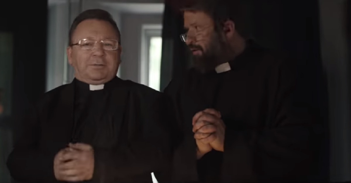 Co za wpadka! Pokazali Rydzyka ze śladem po obrączce w "Polityce"