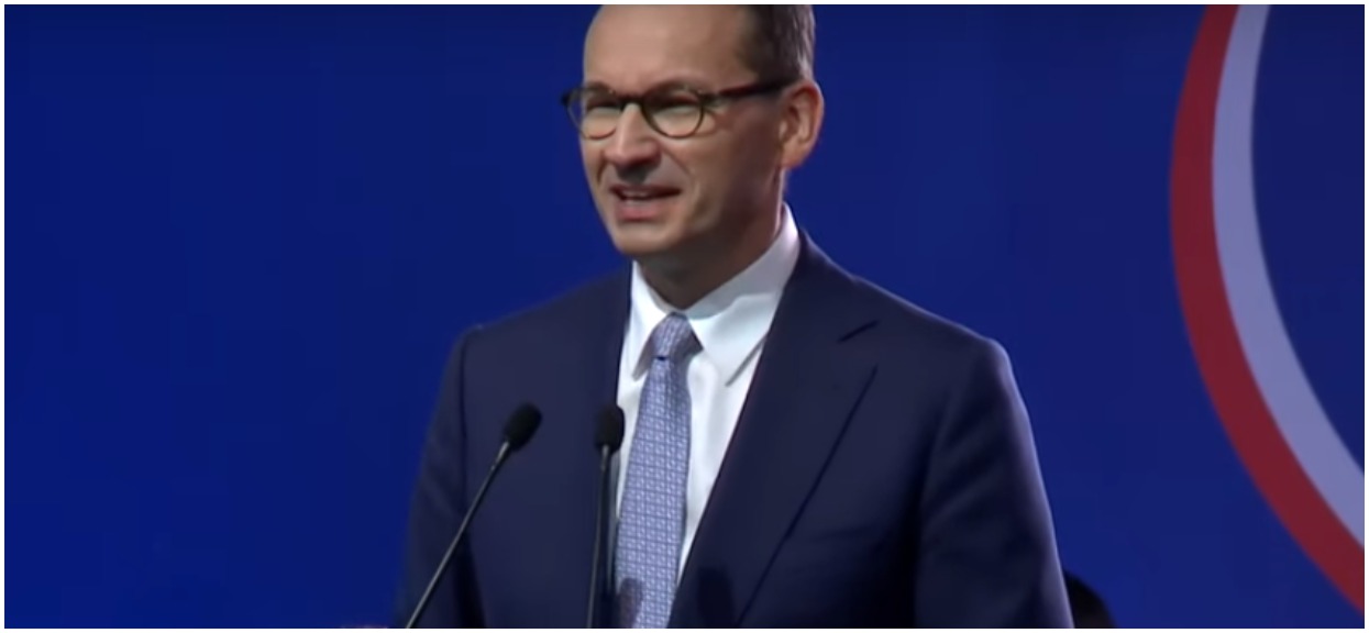 Morawiecki odwiedził rodzinę z konwencji PiS. Na zdjęciach w tle zauważono zagrożenie