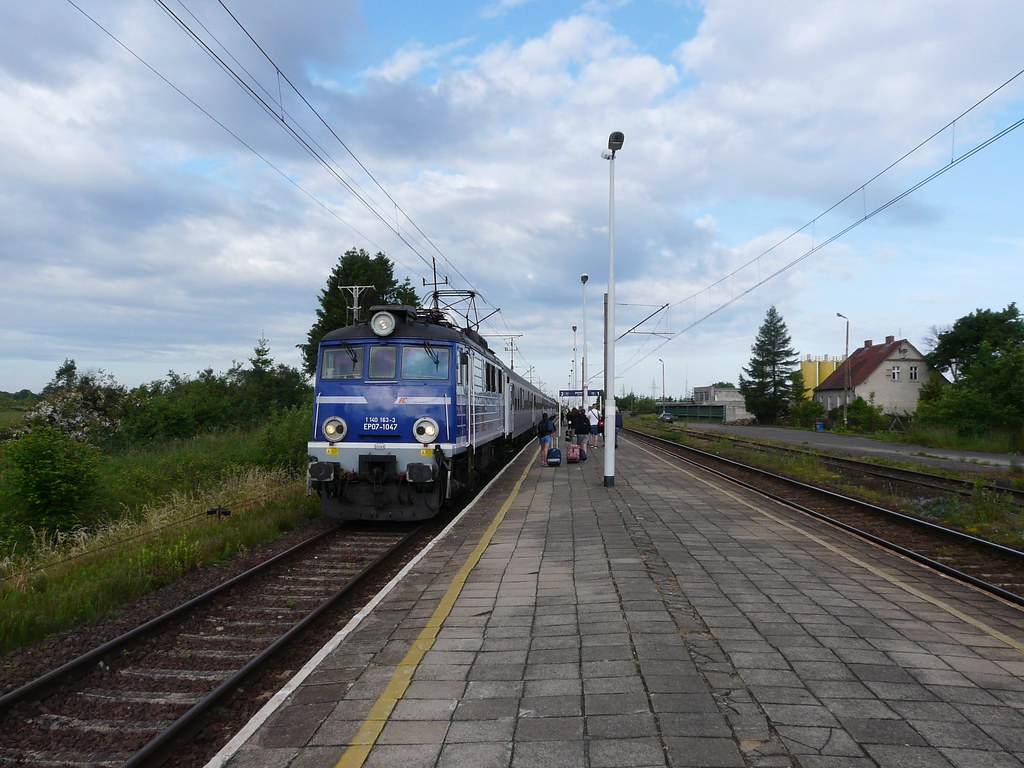Tragedia na przejeździe kolejowym, nie żyją 2 osoby. Nagranie trafiło do sieci