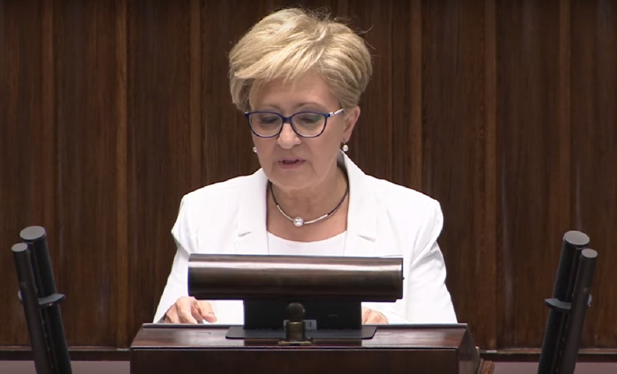 Po 22 latach odchodzi z Sejmu. "Standardy daleko odbiegają od tych, których według mnie w polityce powinno się przestrzegać"