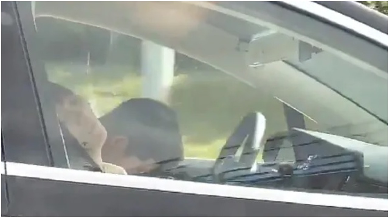 Spojrzeli na jadące obok auto. I natychmiast chcieli je zatrzymać