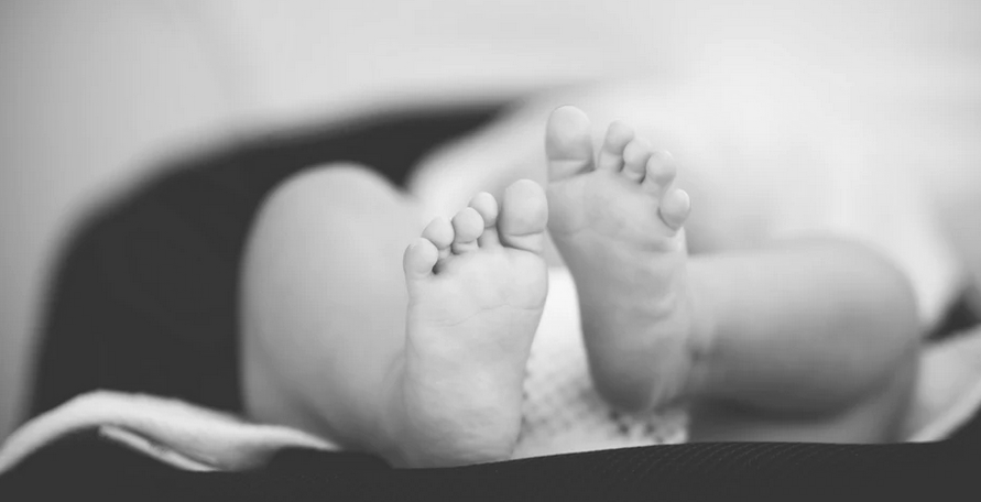 Matka wyrzuciła własne, nowonarodzone dziecko przez okno szpitala. Chwilę później złapała za kolejne