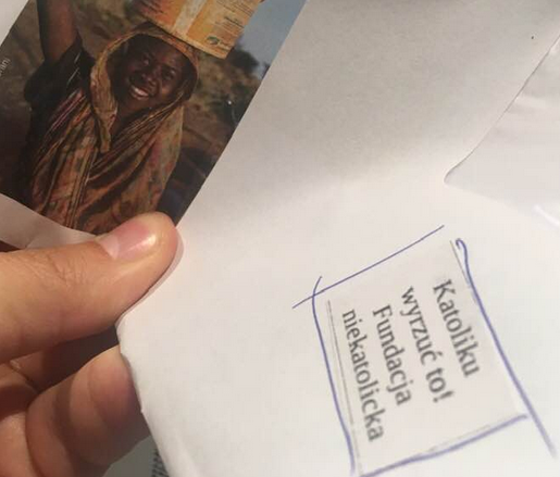 Niewiarygodne naklejki na kopertach organizacji UNICEF. "Katoliku, wyrzuć to!"