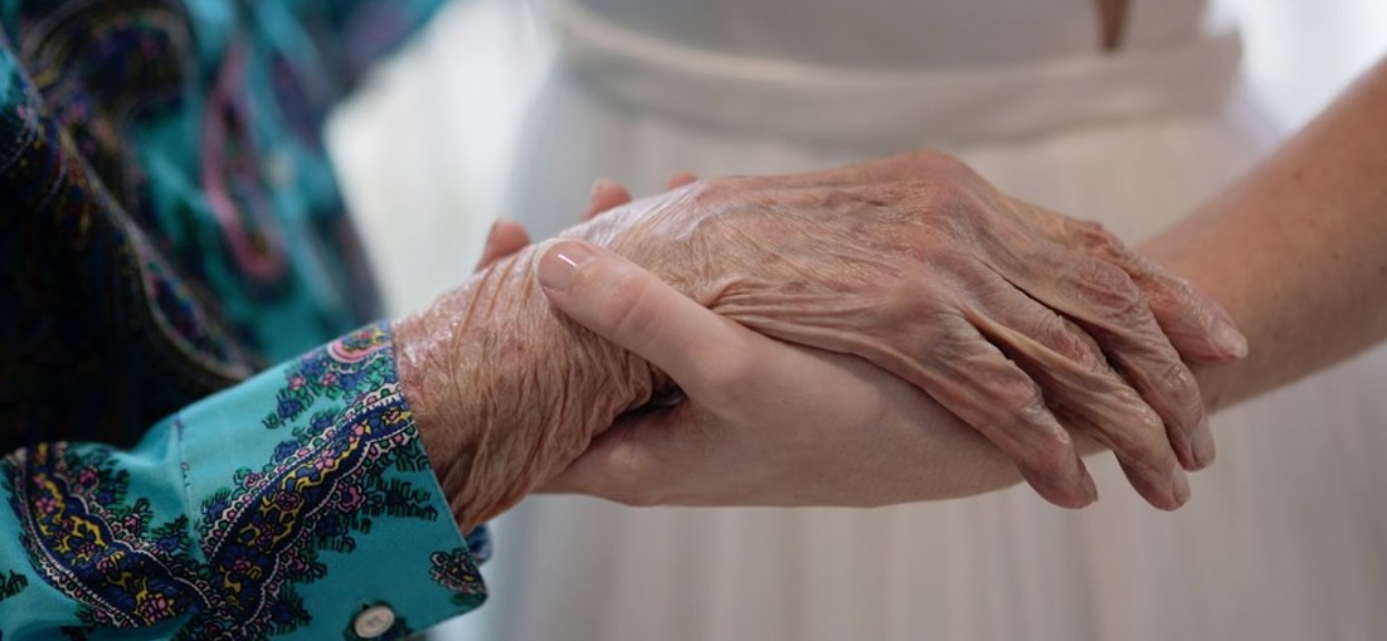 102-letnia babcia nie mogła się pojawić na ślubie wnuczki. Panna młoda od razu postanowiła działać, jej pomysł wycisnął łzy z oczu rodziny