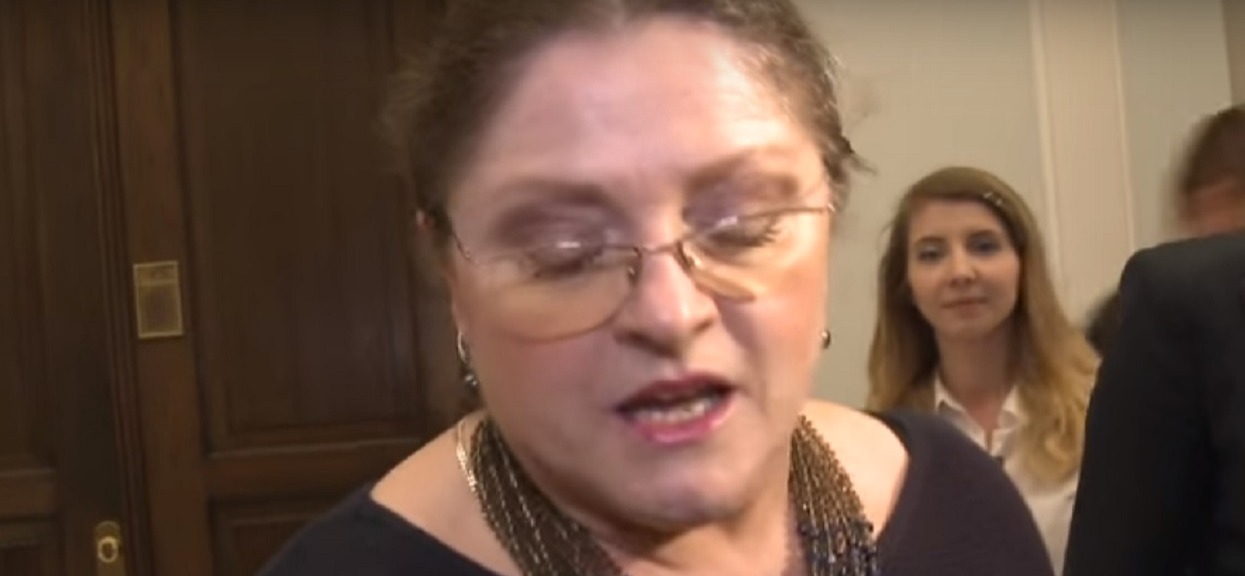 Krystyna Pawłowicz w nocy nie była w stanie wsiąść do taksówki. Posłance pomogła policja