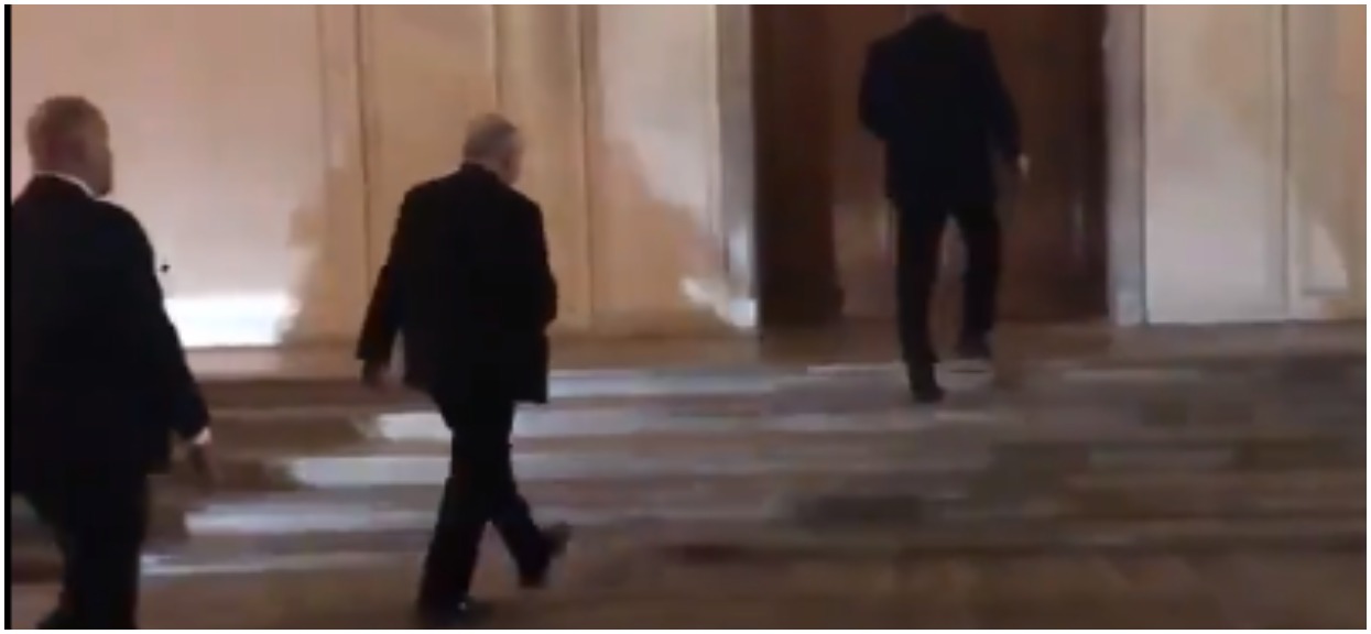 Nagrano Kaczyńskiego z ukrycia. Widać na filmie, jak traktuje się "szeregowego posła"