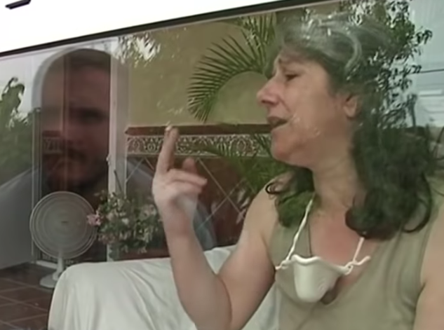Kobieta od 13 lat żyje w szklanej klatce. Tylko dwa razy w roku przytula swoje dzieci