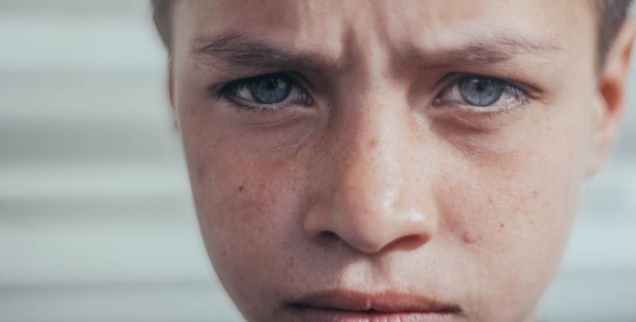 Kelnerka z niechęcią i pogardą obsługiwała samotne dziecko. Chłopiec wyszedł, a ona zobaczyła, co zostawił na stole i zalała się łzami