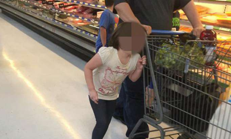 Dziewczynka w sklepie bardzo dziwnie zachowywała się u boku taty. Klientka przyjrzała się im bliżej i odkryła niewyobrażalnie okrutną prawdę