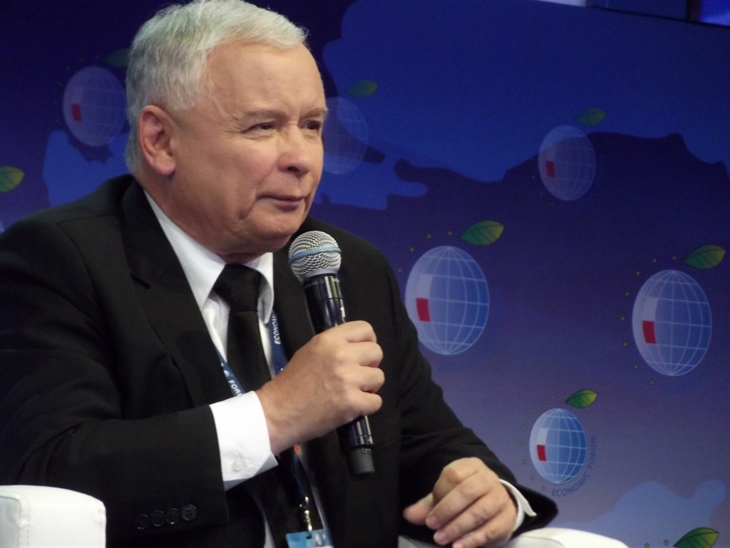 Zarzucił Kaczyńskiemu, że mówi o rodzinie, pozostając kawalerem. Teraz PiS odpiera zarzuty