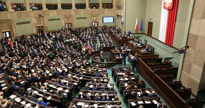 O tym głośno w Sejmie się nie mówi, niezręczna prawda nie powinna wyjść na jaw. „Tu naprawdę można popaść w alkoholizm”