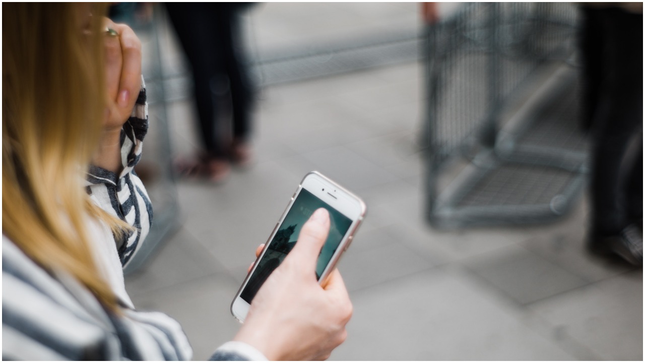 Kobieta pomyłkowo wysłała SMS na zły numer. Za nic nie mogła przewidzieć wydarzeń, które wydarzyły się chwilę później