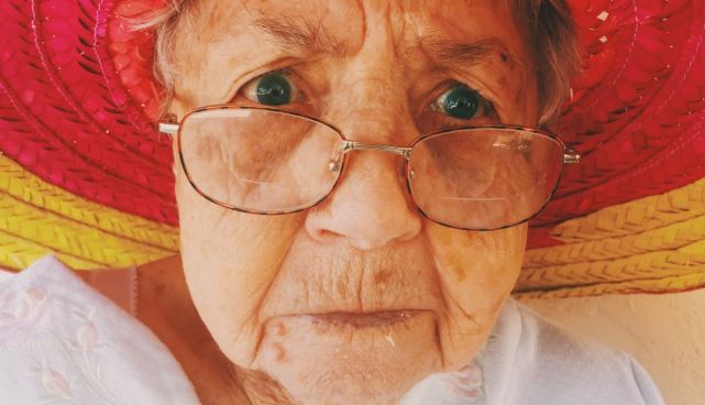 Babcia nie mogła znaleźć swojej sztucznej szczęki. Wtedy spojrzała na psa i popłakała się