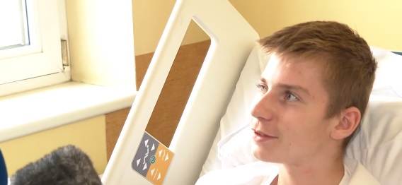 Unikatowy na skalę światową przypadek. Polscy lekarze przyszyli 16-letniemu Jankowi rękę
