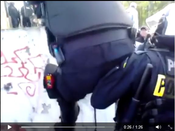 Kibice wyśmiewają policjantów, którzy nie mogą wejść na murek (video)