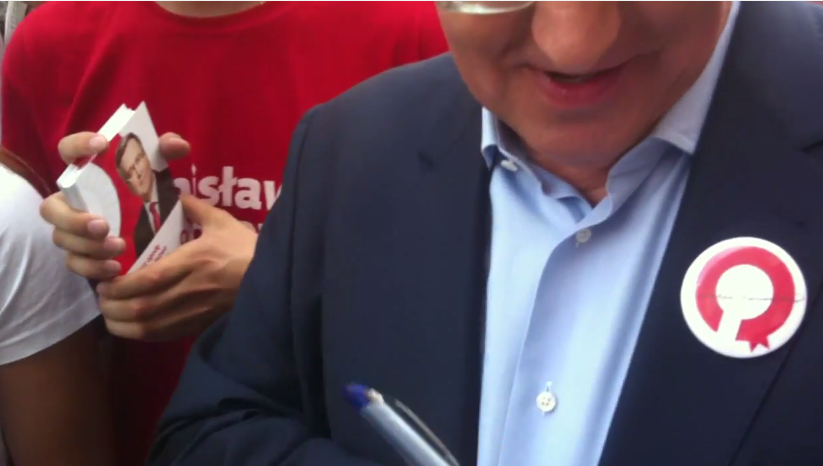 Komorowski odmówił autografu na książce o nim (video)