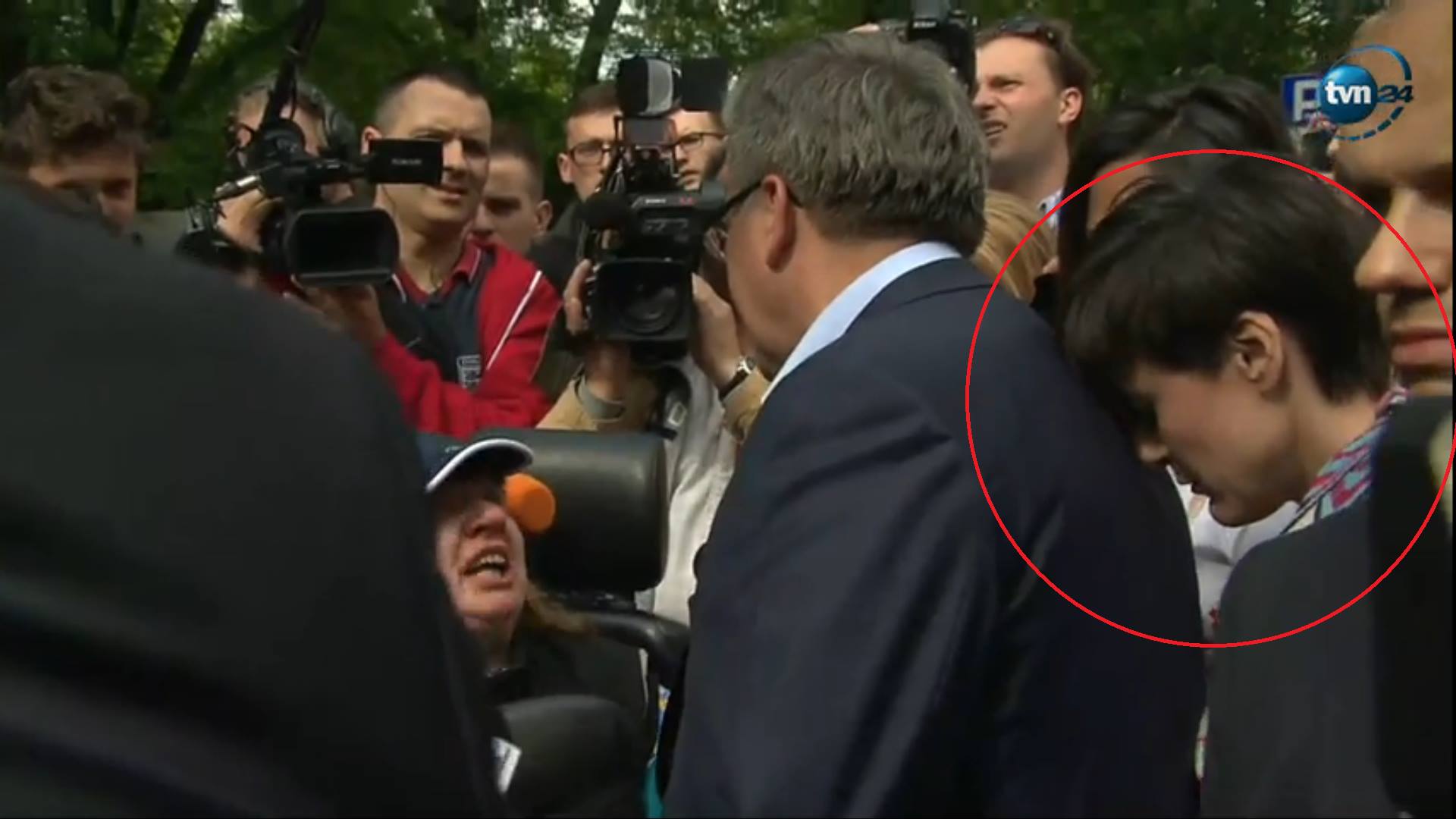 Kolejny hit? Suflerka za plecami Komorowskiego w rozmowie z niepełnosprawną