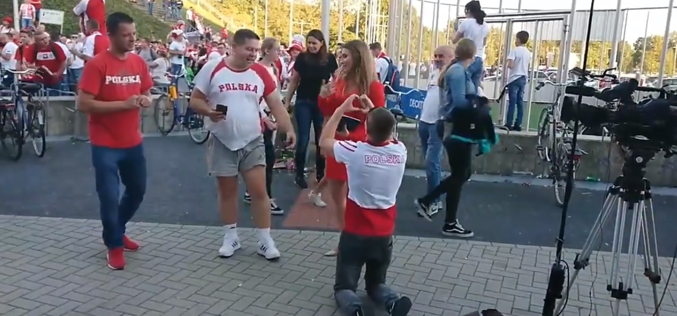 Nagranie rozkłada na łopatki. Kibic przed meczem polskich siatkarzy znienacka podszedł do najpiękniejszej reporterki TVP